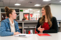 Director of Career and Professional Development Jessica Klyn de Novelo ’05 (right) meeting with a student.