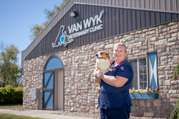 Glenda Henle Van Wyk ’02 standing outside of Van Wyk Veterinary Clinic