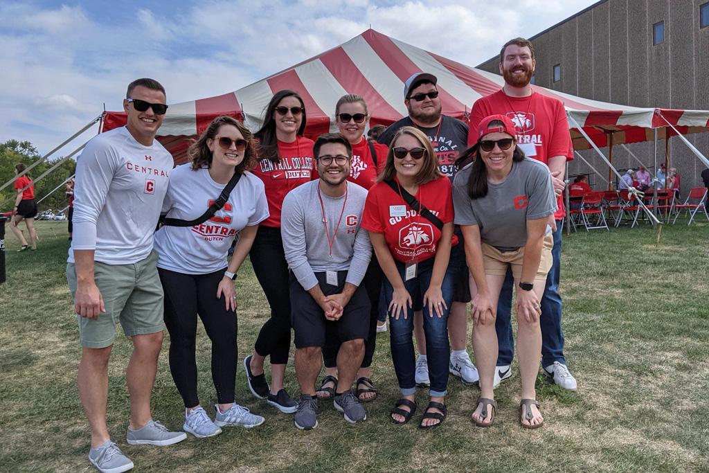 Members of the Class of 2016 pose at Central College Homecoming 2021