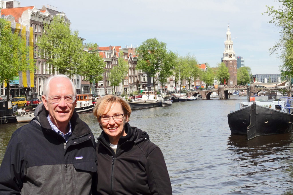 Dave ’64 and Linda Wesselink pose in front of a canal near the Rembrandt House Museum in Amsterdam on a 2018 trip to the Netherlands