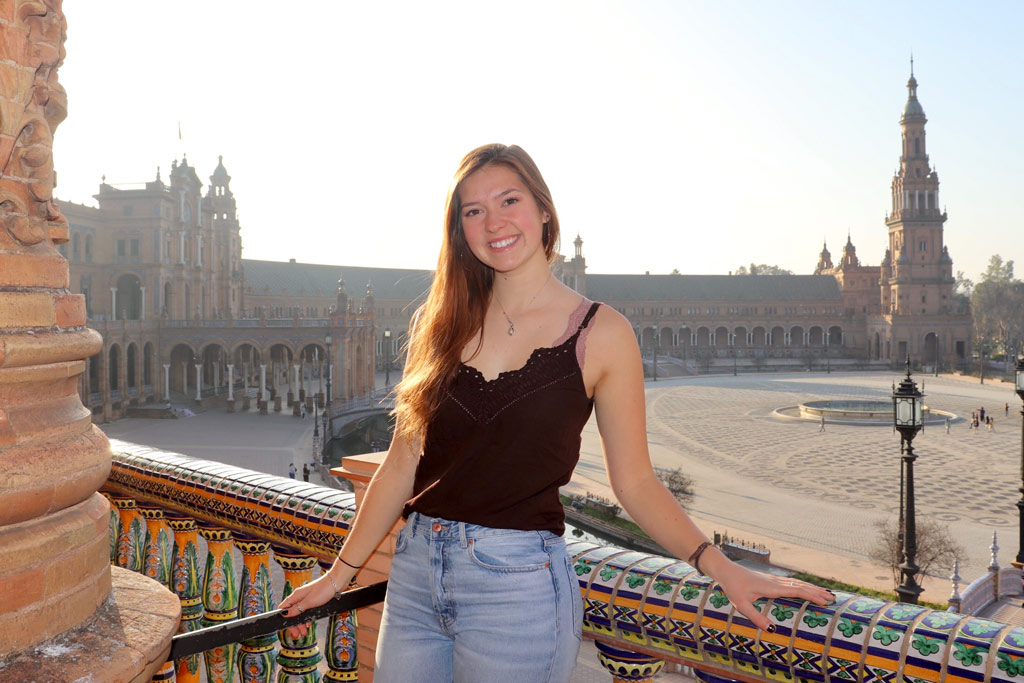 Central’s faculty-led programs include excursions to cultural and historical sites. Laurynn Mize ’21 enrolled in the the accounting course with Maggie Fisher Schlerman ’02 in Mérida.