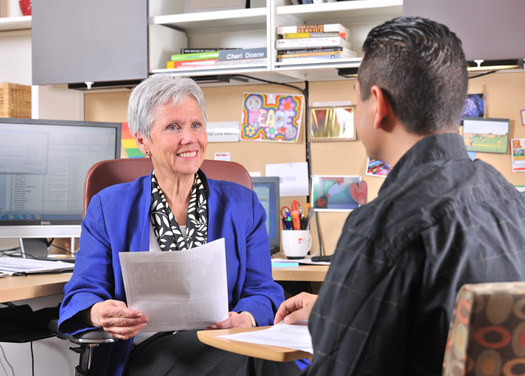 Cheri Trout Doane ’98 meets with a student