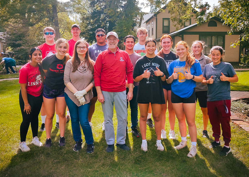 President Mark Putnam checked in with Central students working in Pella on Service Day 2022.