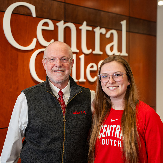 Mark Putnam and Savannah Sexton ’25 in front of Central College logo